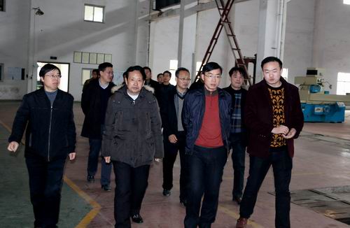 临湘市委书记黄俊钧一行到平博在线立体停车设备考察调研 